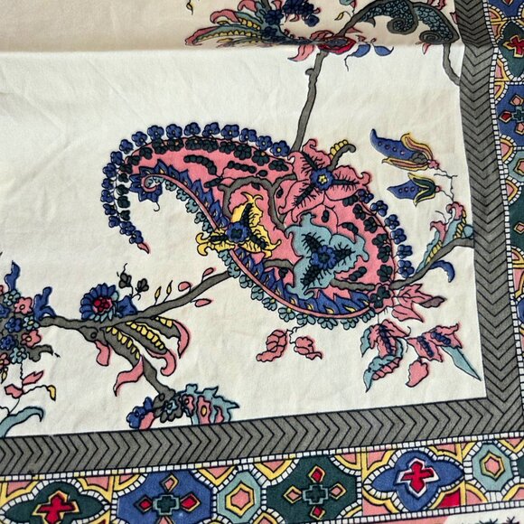 Large silk scarf with floral design. - Picture 3 of 12